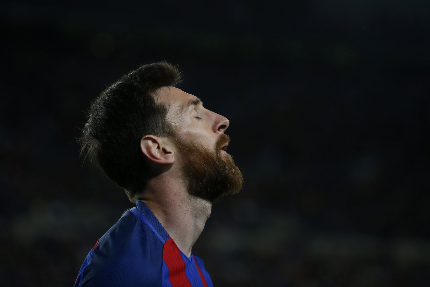 El rostro de Lionel Messi demuestra el mal momento del Barcelona.