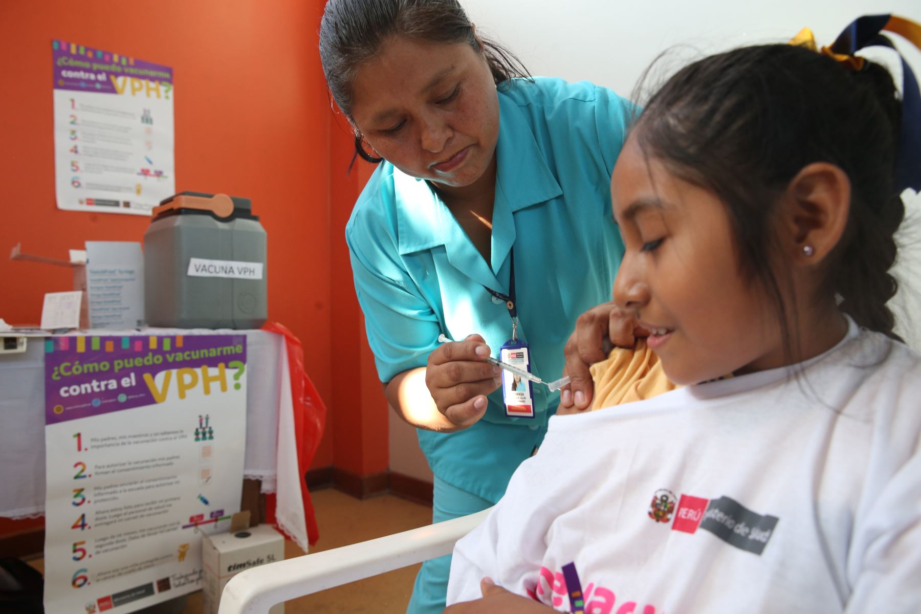 Más de 10,400 niñas que cursan el quinto grado de primaria en instituciones educativas públicas y privadas de la región Arequipa, recibirán la segunda dosis contra el Virus del Papiloma Humano (VPH), vacuna que protege contra el cáncer de cuello uterino tras el inicio de la vida sexual. ANDINA/archivo