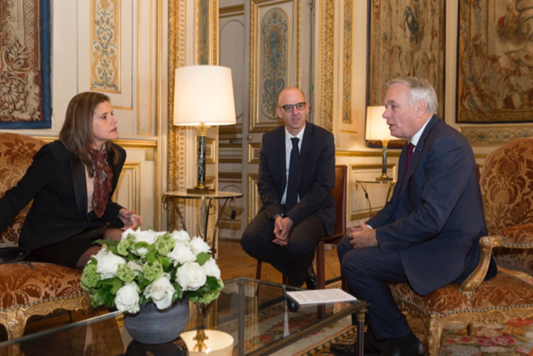 Segunda vicepresidenta de la República, Mercedes Aráoz, fue recibida hoy en París por el ministro de Asuntos Exteriores de Francia, Jean-Marc Ayrault. Foto: Difusión.