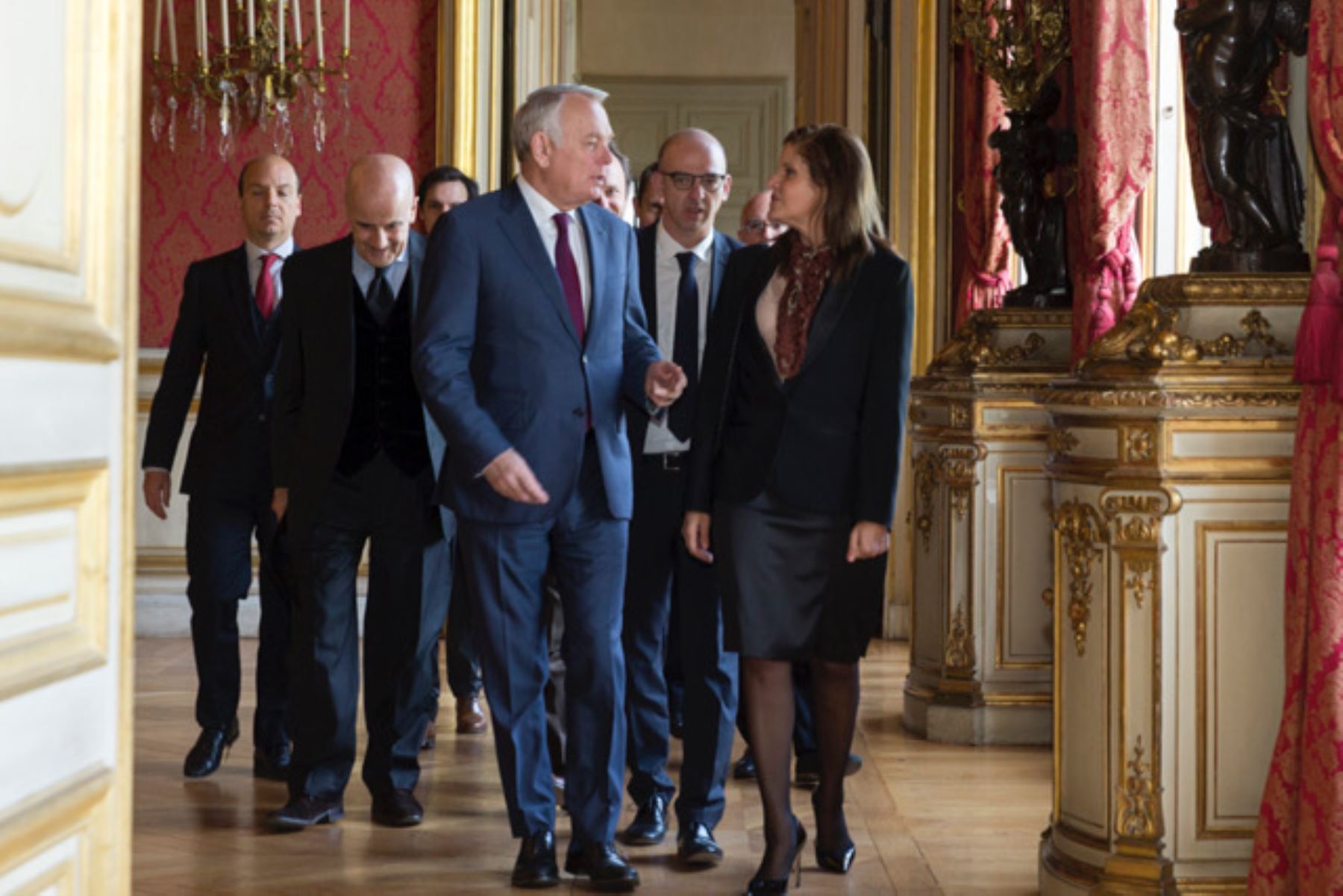 Segunda vicepresidenta de la República, Mercedes Aráoz, fue recibida hoy en París por el ministro de Asuntos Exteriores de Francia, Jean-Marc Ayrault. Foto: Difusión.