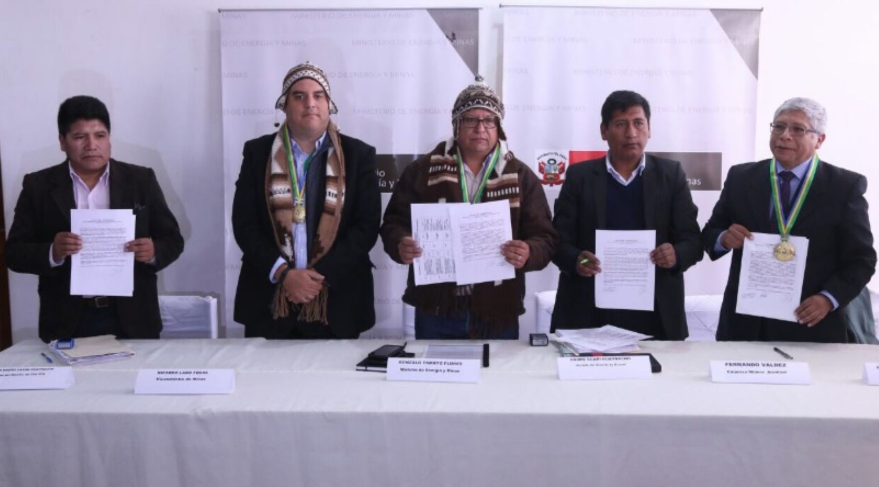 Con la presencia del ministro de Energía y Minas, Gonzalo Tamayo Flores, hoy se suscribió el acta de cierre de la mesa para el desarrollo de los distritos de Ocuviri y Vilavila, ubicados en la provincia de Lampa, departamento de Puno.