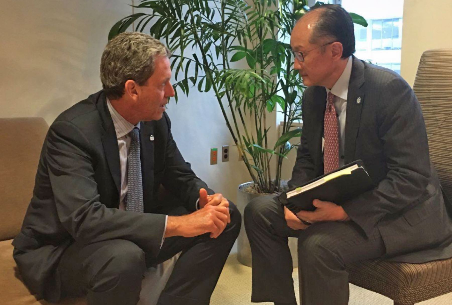 Ministro de economía se reúne con el presidente del Banco Mundial Jim Yong Kim