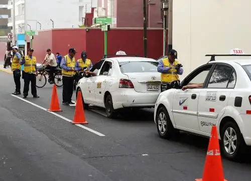 Lima: 50 taxis colectivos inseguros fueron enviados a depósito municipal. Foto: ANDINA/Difusión.