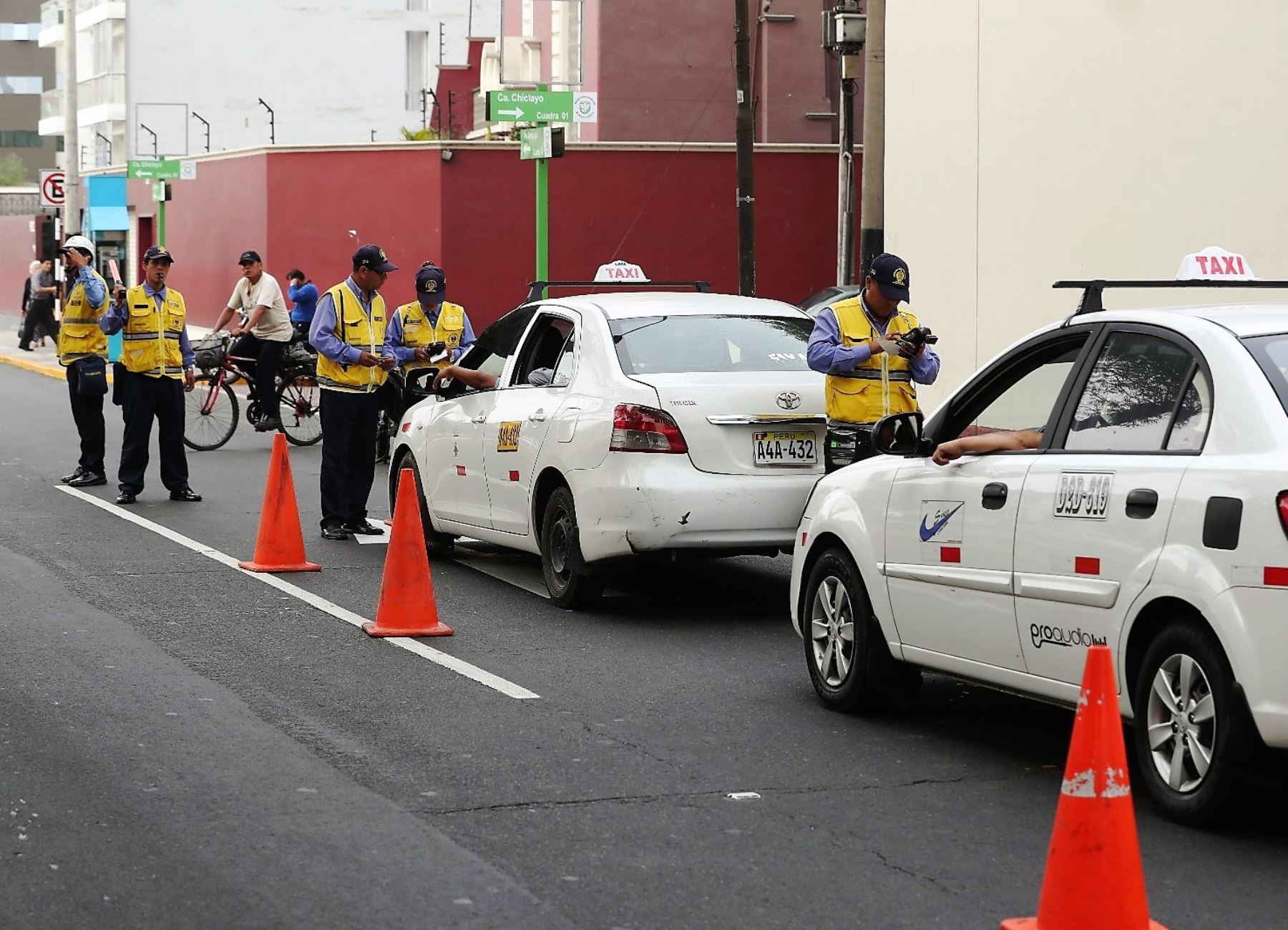Lima: 50 taxis colectivos inseguros fueron enviados a depósito municipal. Foto: ANDINA/Difusión.
