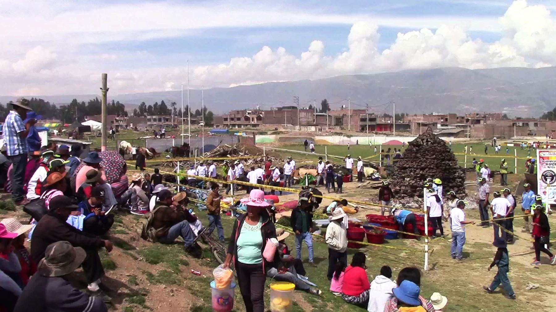 Pachamanca más grande del mundo que fue preparada en el campo ferial de Coto Coto, en el distrito de Chilca, provincia de Huancayo, región Junín.