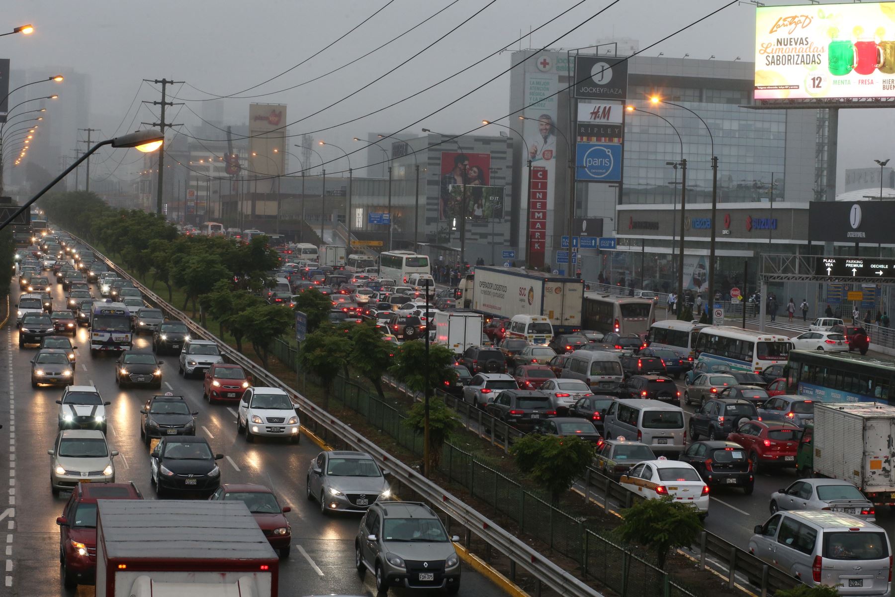 Congestión vehicular en la Av. Javier Prado a primeras horas de la mañana. ANDINA/Oscar Farje
