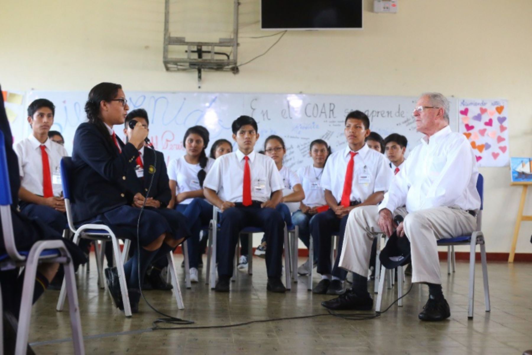 Presidente Pedro Pablo Kuczynski dialoga con alumnos del COAR Loreto.
