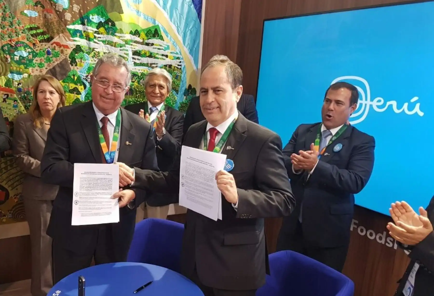 El Vice ministro de Pesquería, Héctor Soldi (izquierda) y el presidente del Comité de Pesca y Acuicultura de la SNI, Alfonso Miranda, firman declaración conjunta en Bélgica para preservar la sostenibilidad de la pota o calamar gigante. Foto: Cortesía SNI.