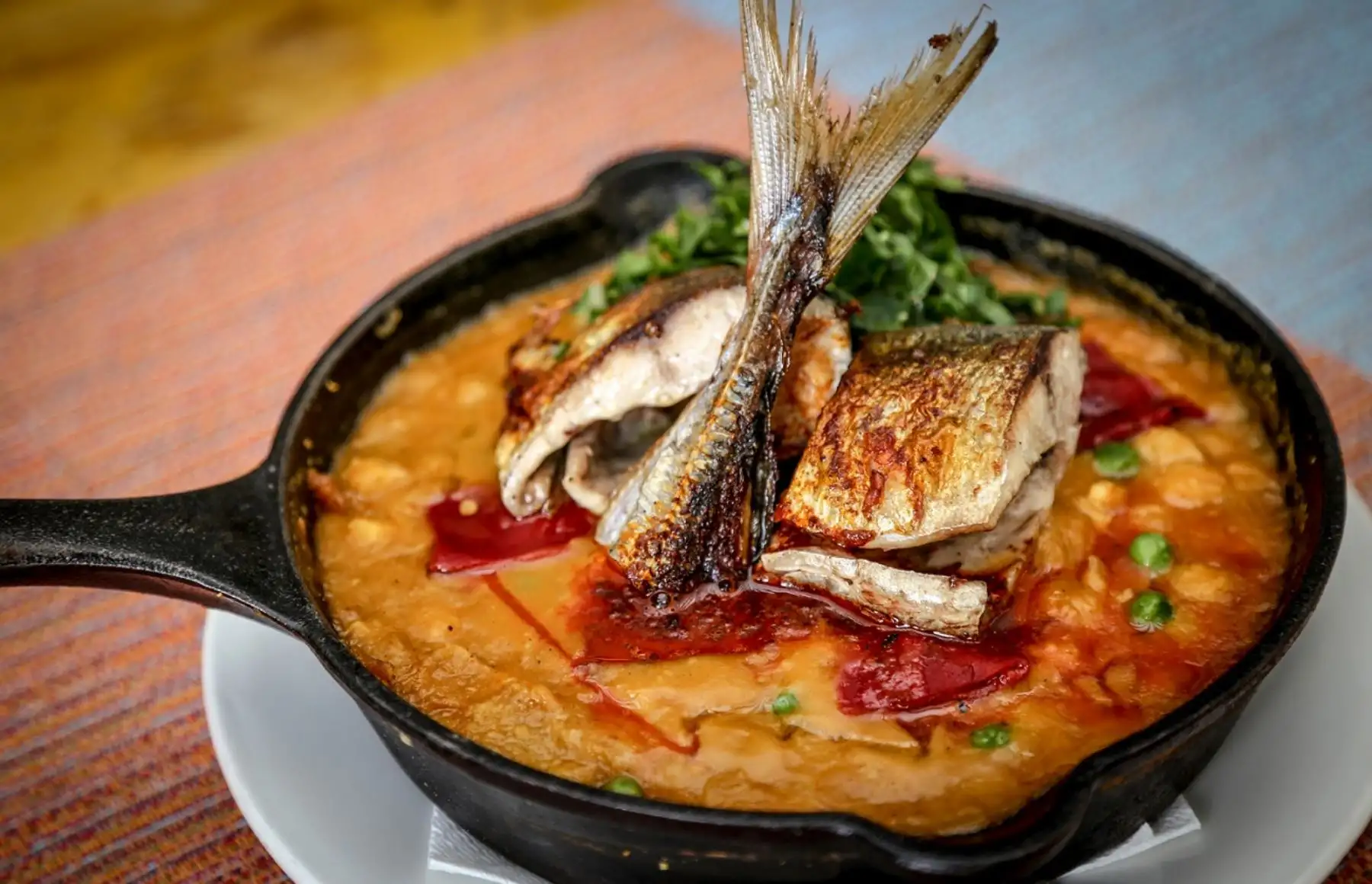 La importancia de consumir pescados azules como anchoveta, caballa, atún o jurel, entre otros del biodiverso mar peruano, se encuentra en la alta cantidad de nutrientes que aportan en una dieta balanceada para robustecer el sistema inmune frente a amenazas como el coronavirus y otras enfermedades. ANDINA/Difusión.