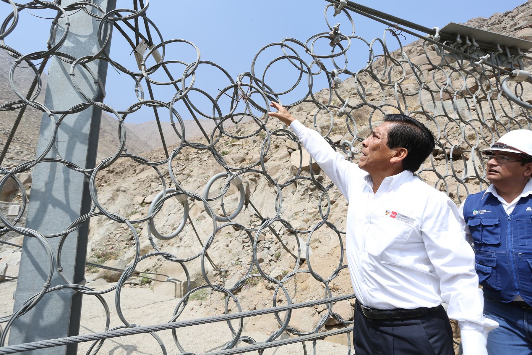 Ministro Hernández mostrando daño en malla geodinámica en Chosica