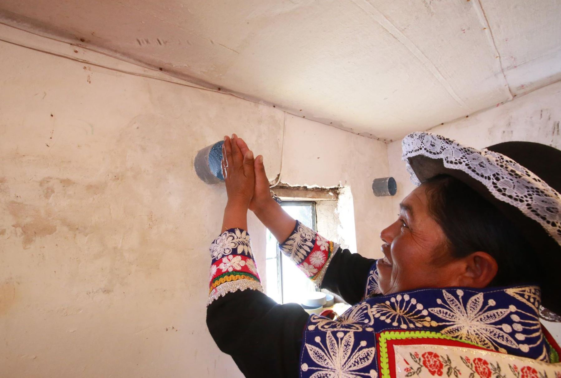 CUZCO-PERÚ,MAYO 05.Presidente Pedro Pablo Kuczynski, visitó las denominadas “casitas calientes” implementadas en ese lugar, con cocinas mejoradas. Foto: ANDINA/Jhony Laurente