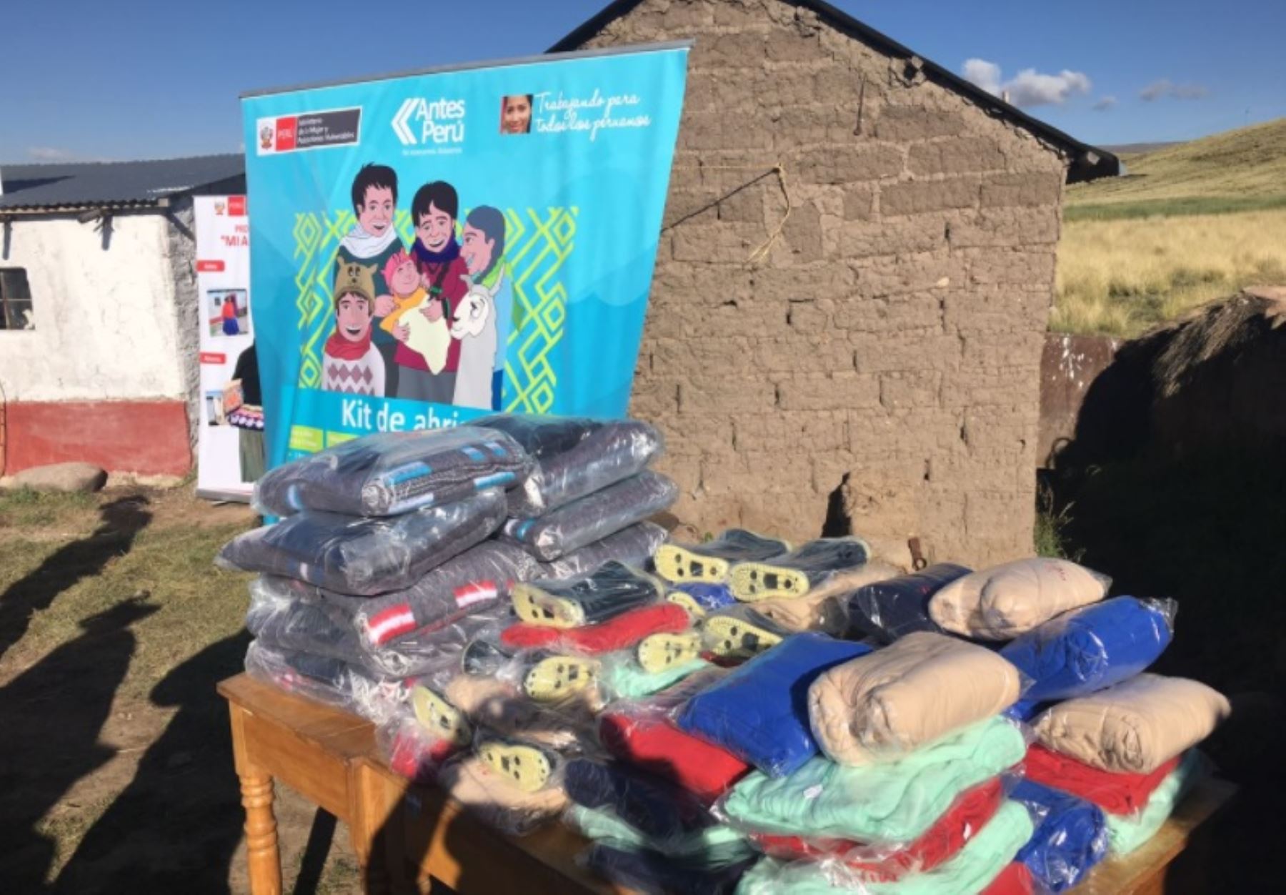 Kits de abrigo entregados por el Ministerio de la Mujer y Poblaciones Vulnerables en el marco del programa Antes Perú, para prevenir los efectos de las heladas y el friaje. Foto: ANDINA/Difusión.