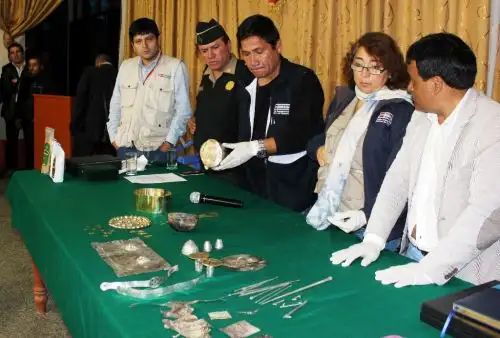 Equipo de Dirección de Cultura de Cajamarca con  autoridades de Cutervo evalúan piezas halladas en la zona. ANDINA