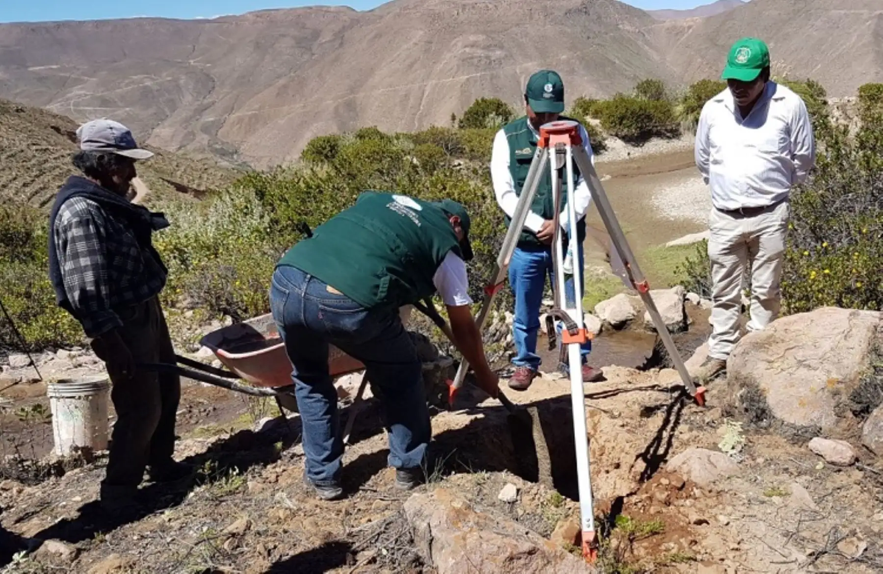 Con la finalidad de asegurar el abastecimiento de agua para irrigar tierras de cultivo en Tacna, el Ministerio de Agricultura y Riego, a través de Agro Rural, su brazo estratégico en el campo, inició dos importantes obras en las provincias de Candarave y Tarata.