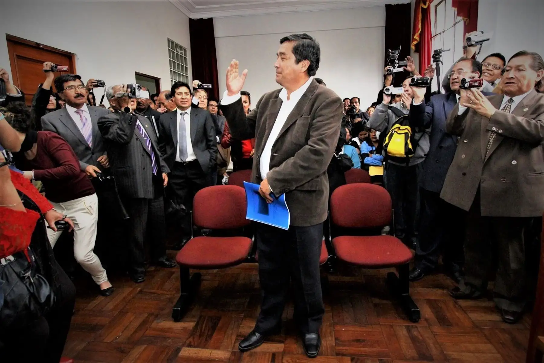 El Procurador Anticorrupción finalmente consideró que la pena por los dos presuntos delitos que se le sigue al congresista, serían sumatorias y alcanzarían hasta los 12 años de prisión efectiva.