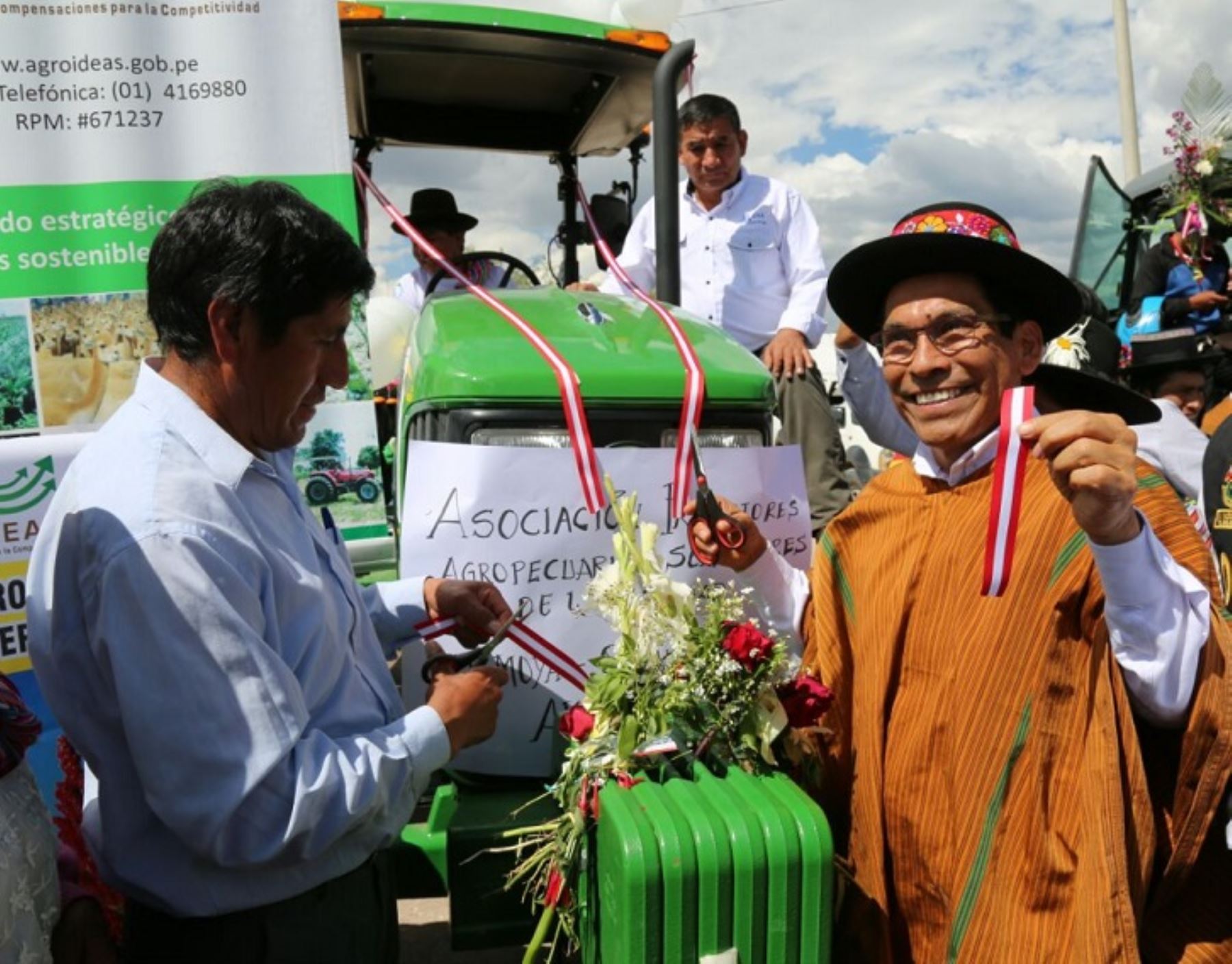 Ministro de Agricultura y Riego, José Manuel Hernández, encabeza ceremonia de entrega de tractores y otras maquinarias para los productores agropecuarios de la región Ayacucho.