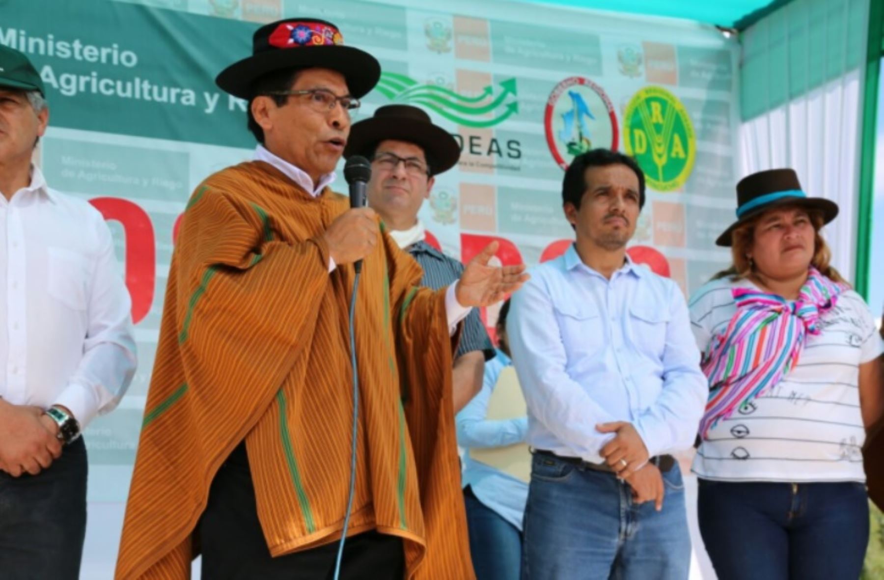 Ministro de Agricultura y Riego, José Manuel Hernández, encabeza ceremonia de entrega de tractores y otras maquinarias para los productores agropecuarios de la región Ayacucho.