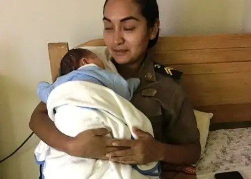 Policía brinda cuidados a bebé que fue abandonada en Tablada de Lurín. Foto: ANDINA/Difusión.