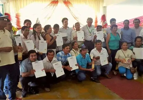 Entregan 15 marcas colectivas a productores agrarios de Tingo María.