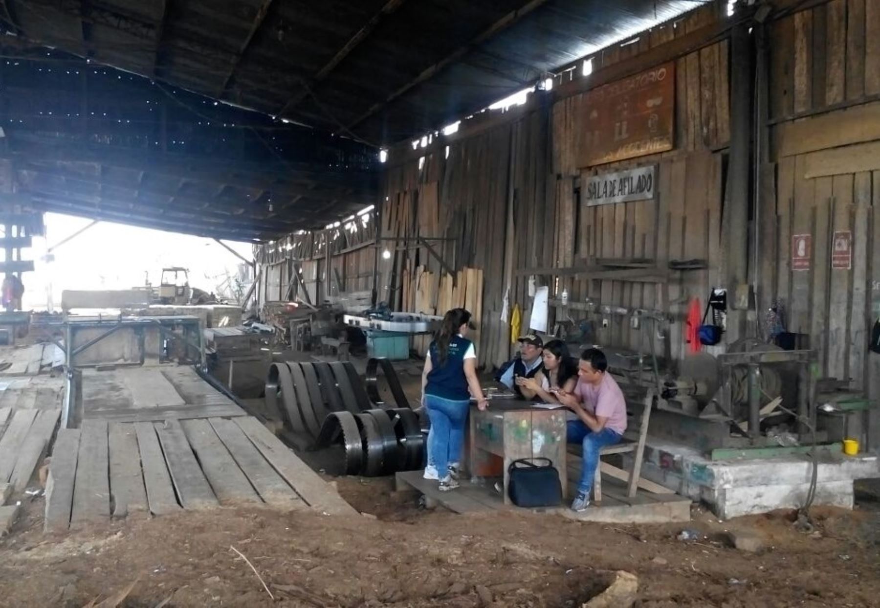 Policía incauta 1.5 millones de pies tablares de madera tras operativos en la región Loreto.