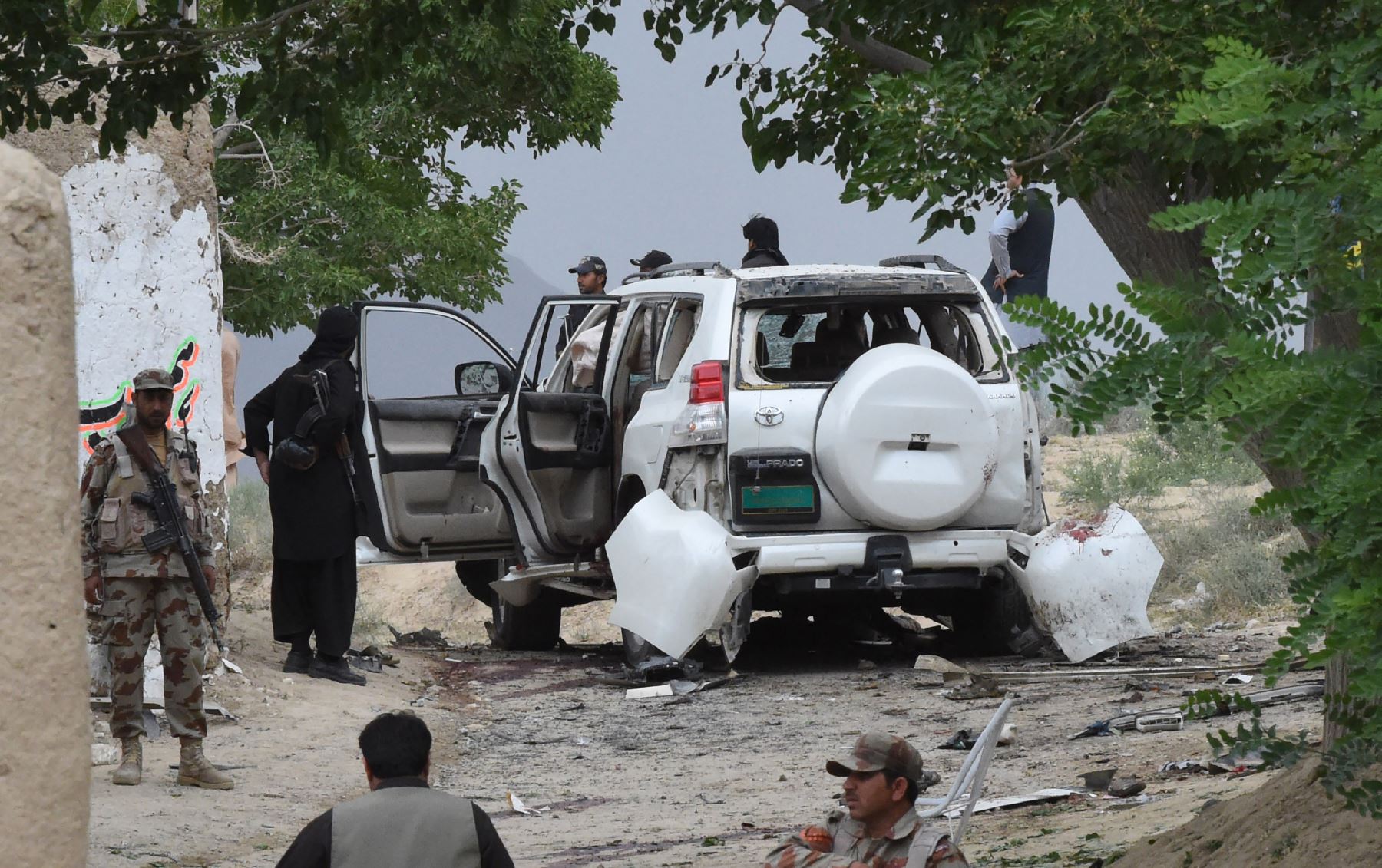 Policía paquistaní revisa un auto donde se produjo explosión que dejó al menos 17 muertos. Foto: AFP.