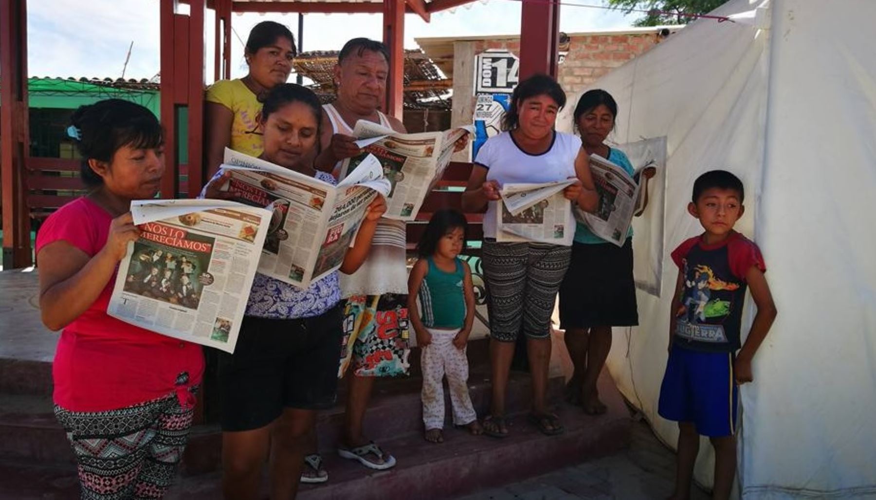 Pobladores de Narihualá leen ejemplar del Diario Oficial El Peruano.