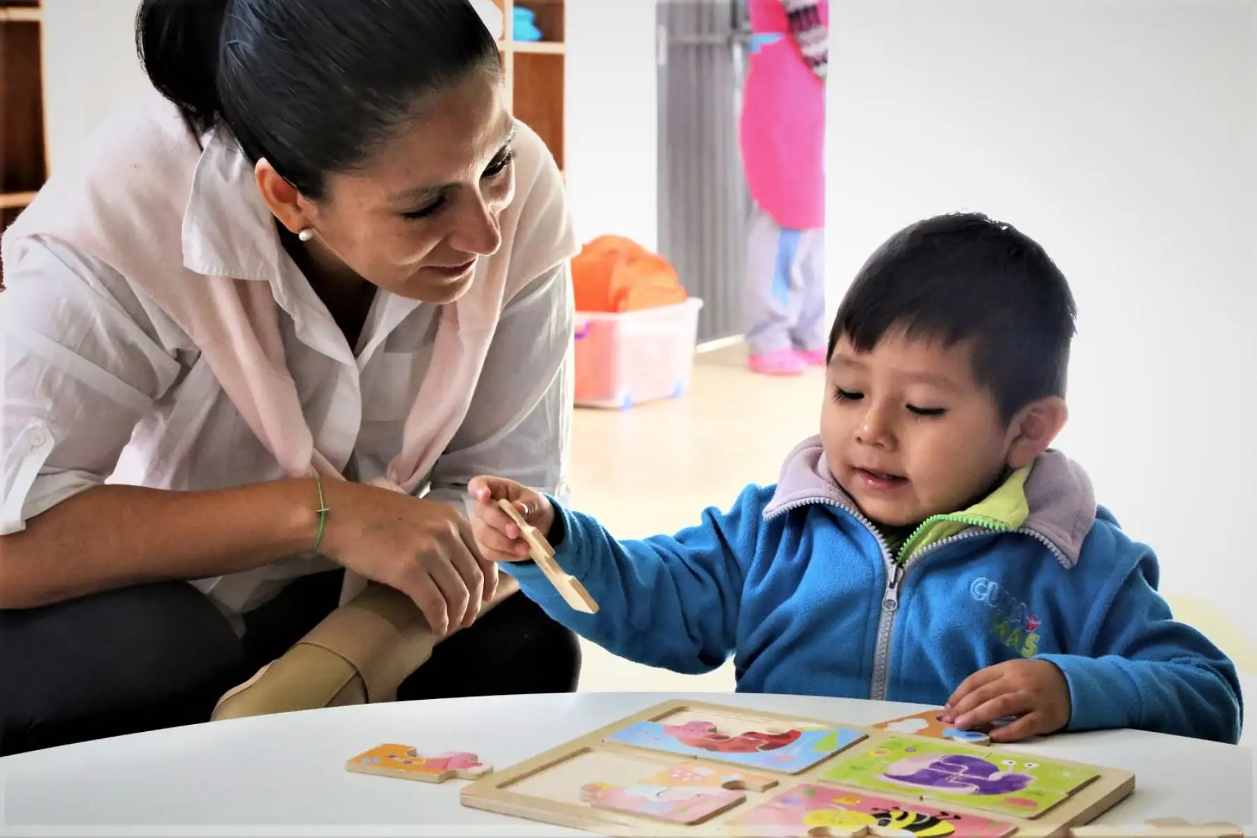 La directora participó de las sesiones de aprendizaje que se realizan a través del juego, donde compartió una grata mañana con los niños.