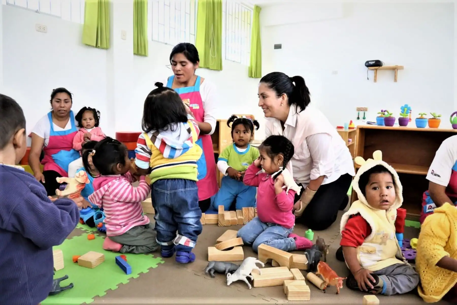 La directora participó de las sesiones de aprendizaje que se realizan a través del juego, donde compartió una grata mañana con los niños.