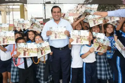 Alcalde entregó libros a menores. Foto: Difusión