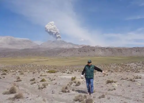 Emisión continua de cenizas presenta desde esta mañana el volcán Sabancaya, ubicado en Arequipa, alcanzado las partículas un radio de dispersión de más de 30 kilómetros de distancia, informó el Observatorio Vulcanológico del Ingemmet.ANDINA/Difusión