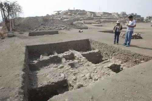 LIMA, PERÚ-MAYO 17. Roxana Gómez, directora de la zona arqueológica Bellavista presenta vestigios encontrados de Monumento Arqueológico Prehispánico en el distrito de Santa Anita.  Foto: ANDINA/Eddy Ramos.