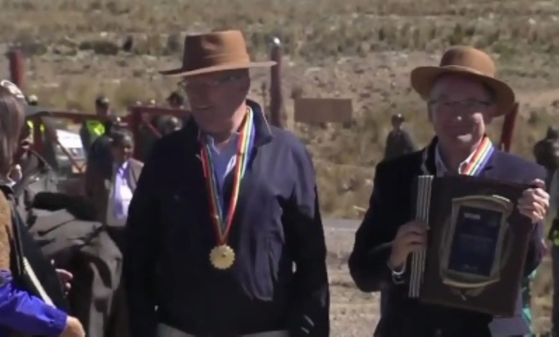 Reconocimiento al embajador de Alemania en el Perú, Jórg Ranau, por los 50 años de cooperación técnica de Alemania al Perú, durante ceremonia por el 50 aniversario de creación de la Reserva Nacional Pampa Galeras Bárbara D