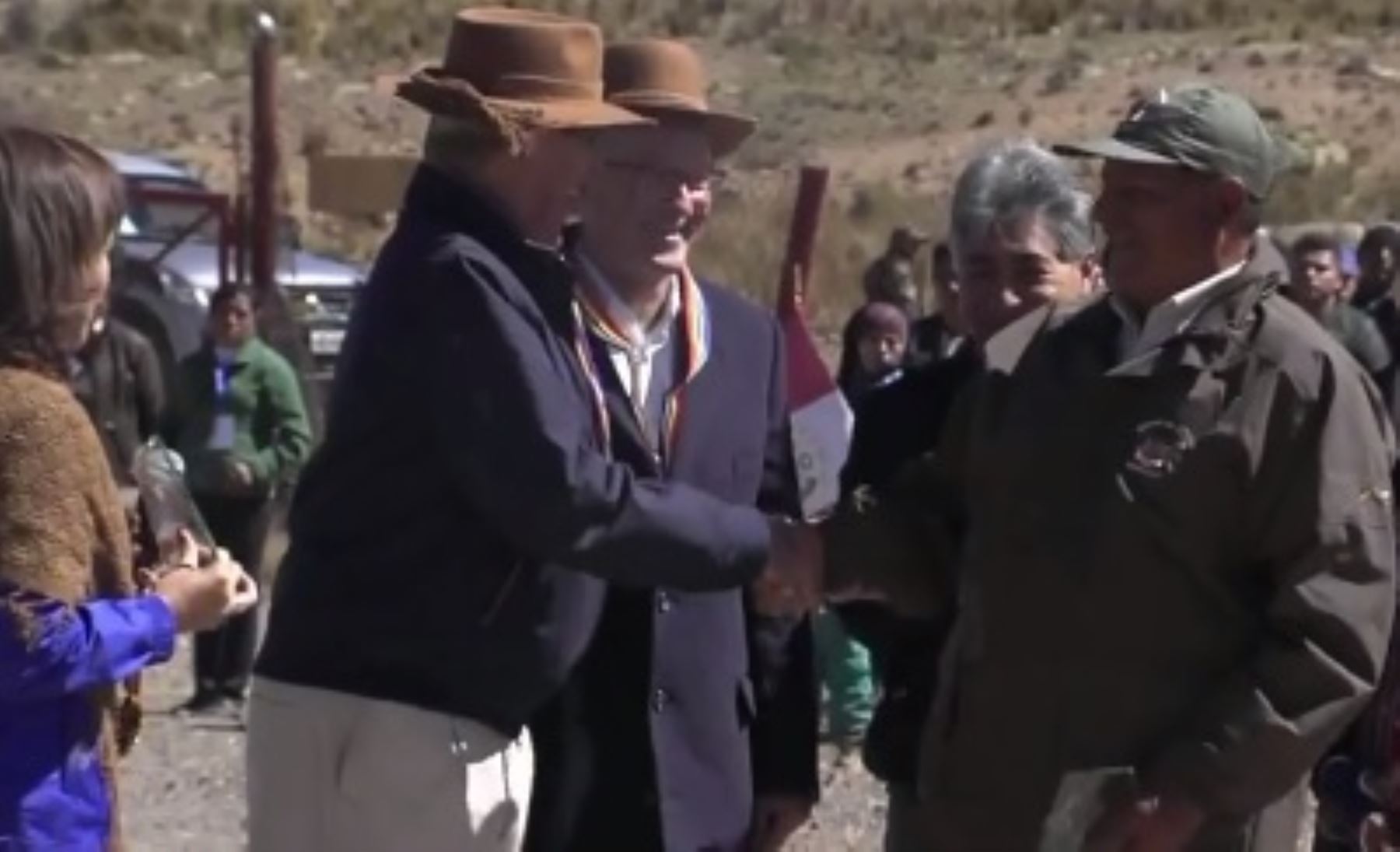Reconocimiento del Presidente Kuczynski a uno de los guardparques de la Reserva Nacional Pampa Galeras Bárbara D