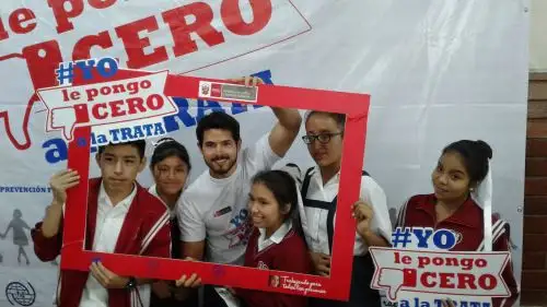 Andrés Vílchez junto a escolares de Comas.