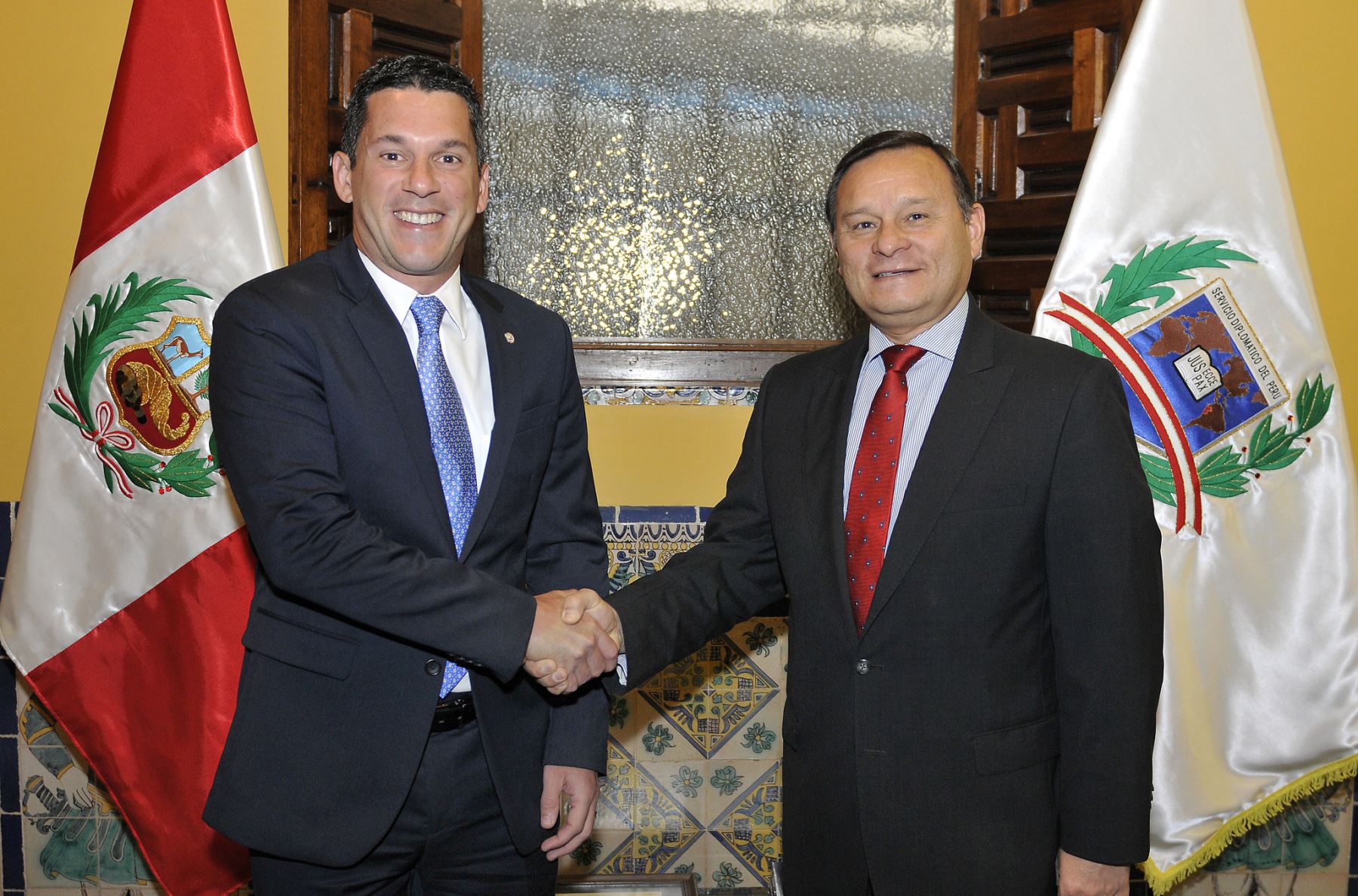 El viceministro de Relaciones Exteriores, Néstor Popolizio, y su homólogo panameño, Luis Miguel Hincapié.