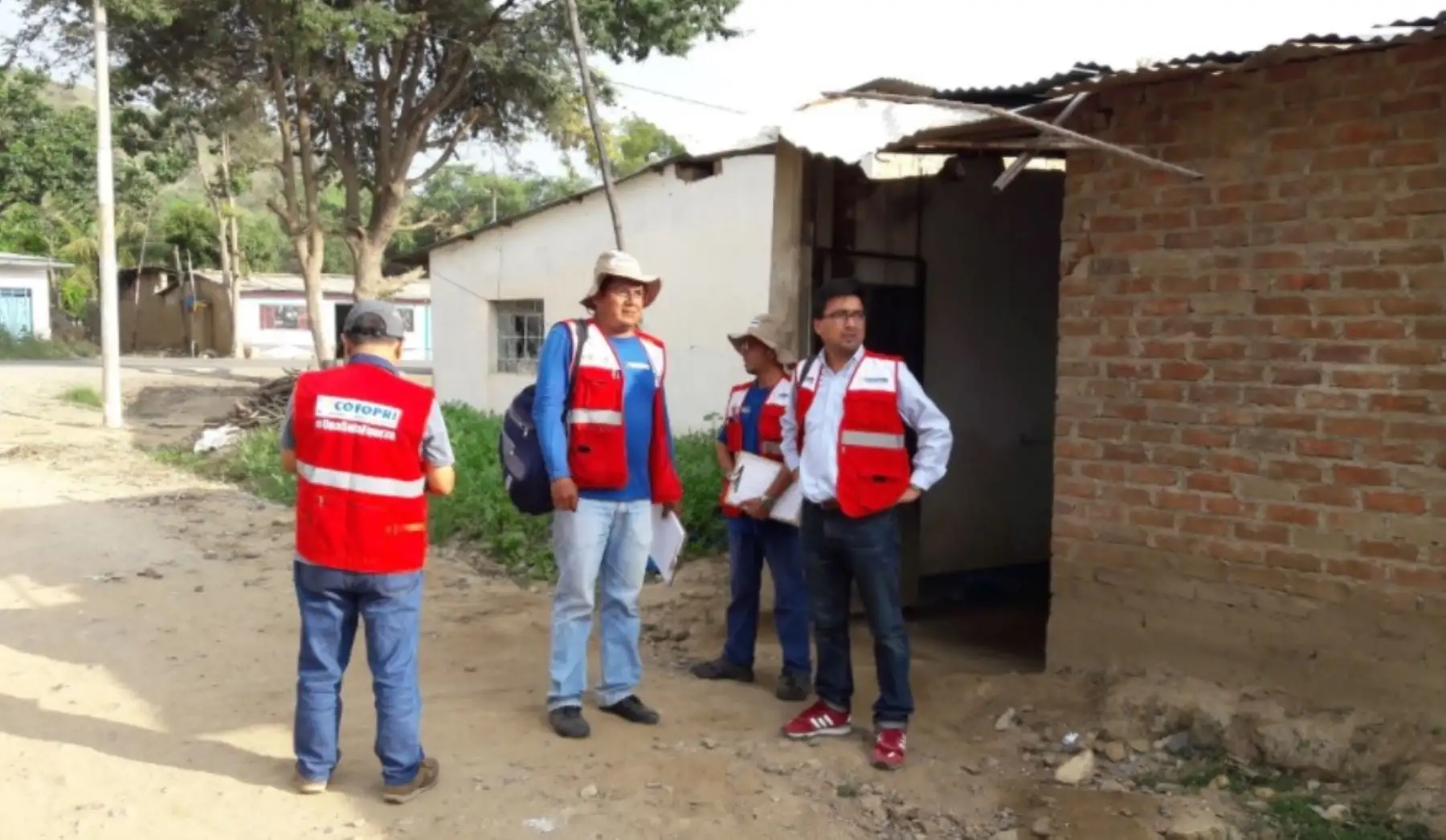 Director ejecutivo del Cofopri, José Luis Quilcate, supervisa labor de catastro de daños en predios afectados por los estragos de El Niño costero en la región Lambayeque.