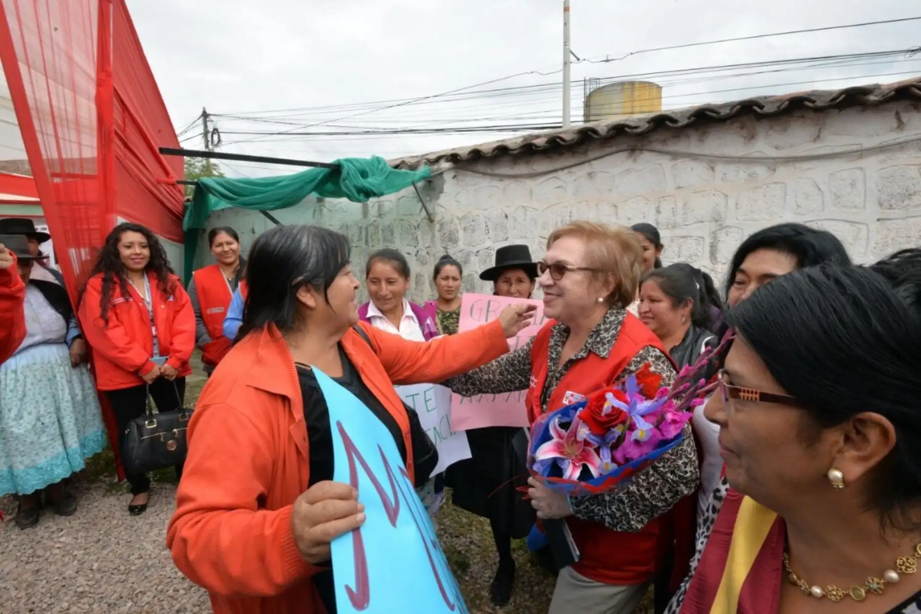 La ministra de la Mujer inauguró hoy en Ayacucho dos Centros Emergencia Mujer (CEM) en las comisarías de la Policía Nacional, ubicadas en las provincias de Huanta y Huamanga.