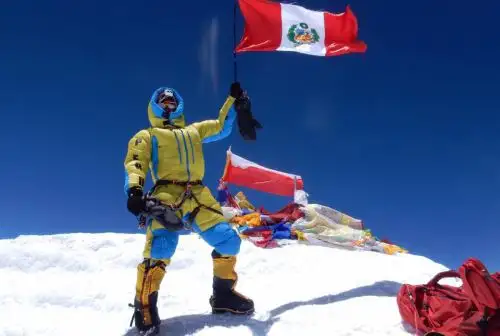 íctor Rímac llega a los más alto del Everest e hizo flamear la bandera peruana