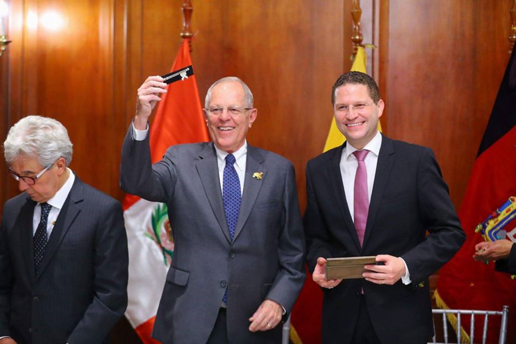 El presidente Pedro Pablo Kuczynski recibió esta noche las llaves de la ciudad de Quito y fue declarado huésped Ilustre de la capital de Ecuador.