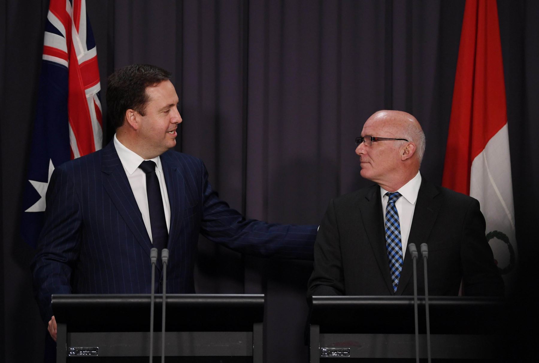 El ministro australiano del Comercio, Steven Ciobo , y su homólogo peruano, Eduardo Ferreyros ofrecen una rueda de prensa en el Parlamento en Canberra