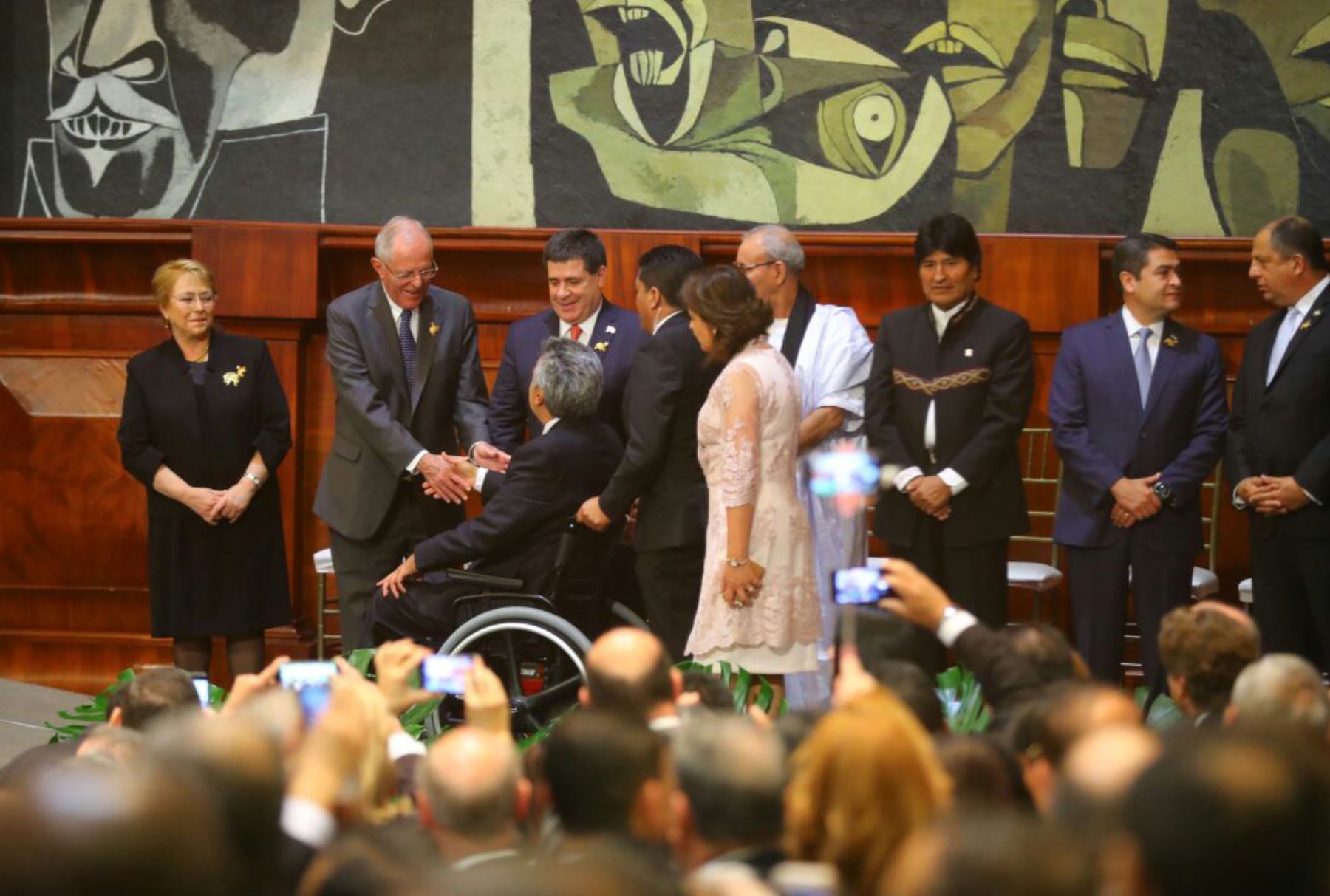 El presidente peruano, Pedro Pablo Kuczynski, asiste esta mañana a la sesión solemne de investidura del nuevo mandatario de Ecuador, Lenín Moreno, en la ciudad de Quito.