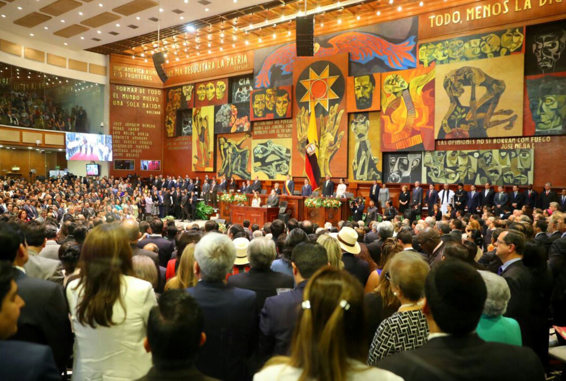 El presidente Pedro Pablo Kuczynski, asiste a la sesión solemne de investidura del nuevo mandatario de Ecuador, Lenín Moreno, en la ciudad de Quito. Foto: ANDINA/ Prensa Presidencia