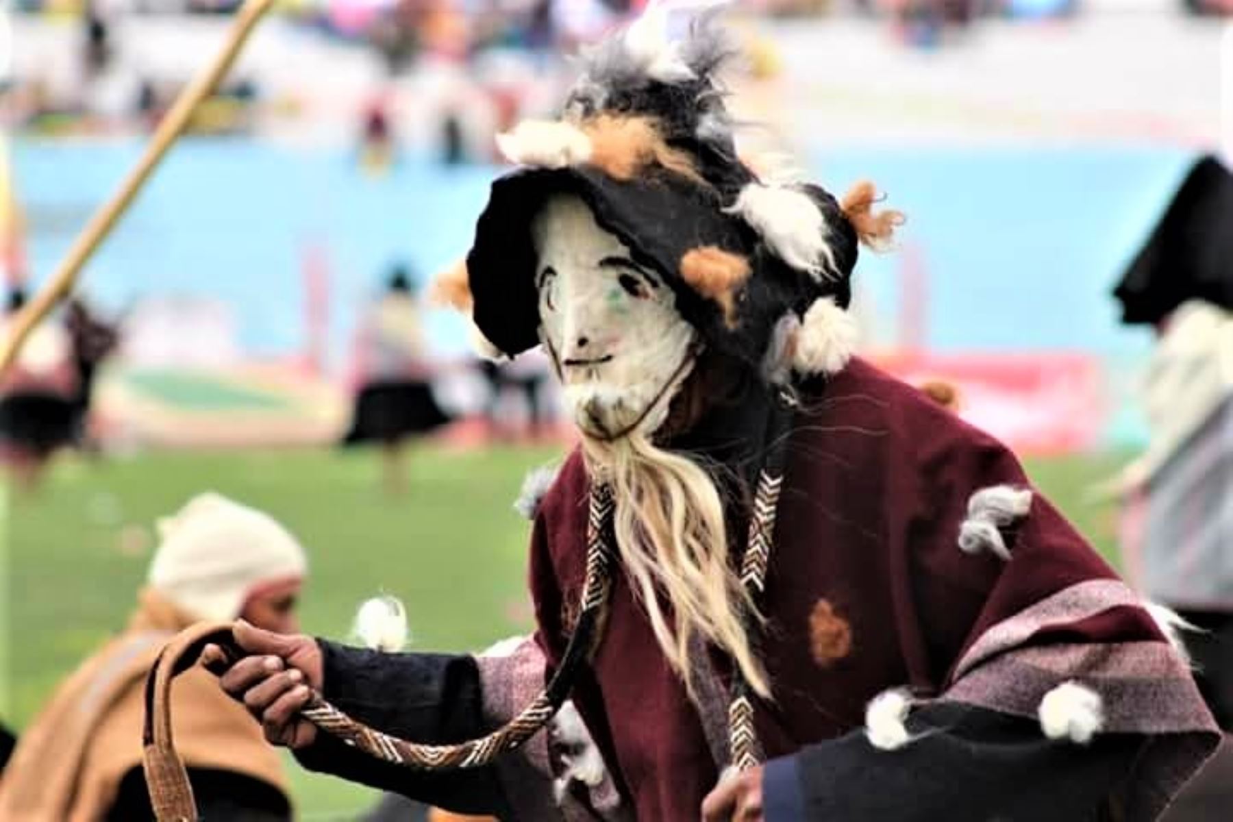 Los cazadores, conocidos como chuqilas, llevan en el rostro una máscara de piel de vicuña, heredada de danzantes anteriores. Foto: Facebook (@sapainti)