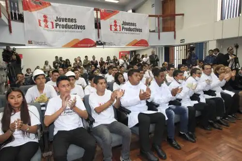 Operarios de costura son algunos de los cursos que se dictan. Foto: ANDINA/archivo