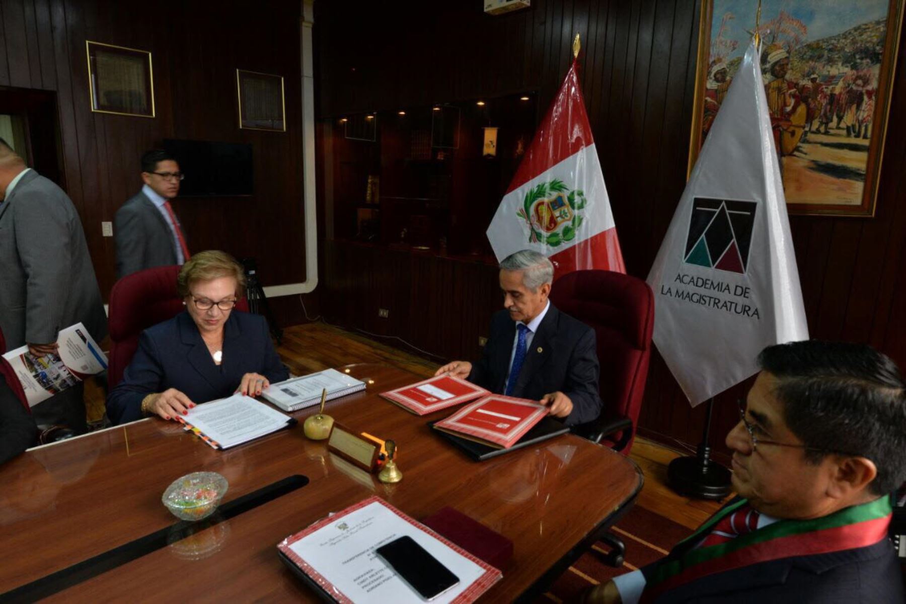 Reunión del presidente del PJ, Duberlí Rodríguez y ministra de la Mujer, Ana María Romero Lozada. Foto; Andina/difusión.