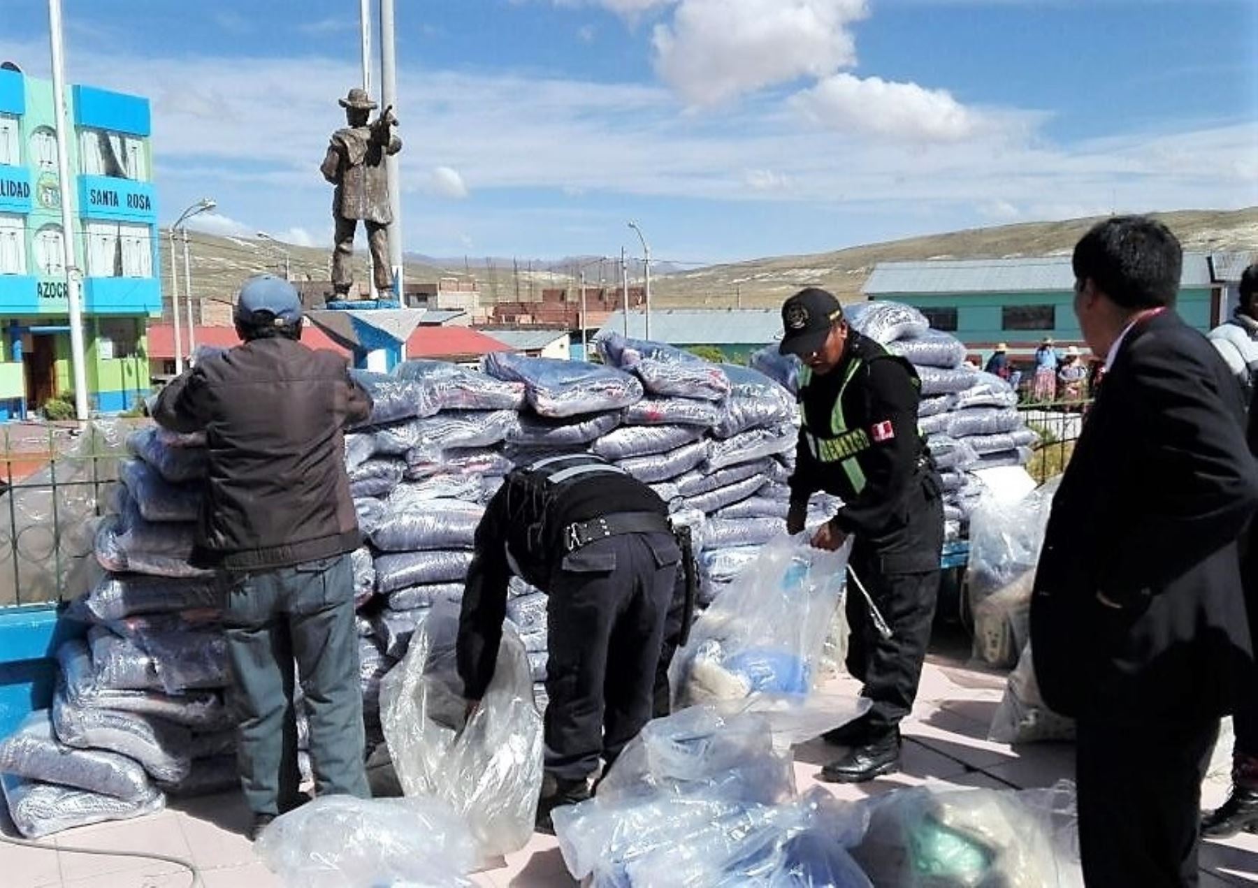 Ministerio de Cultura entrega kits de abrigo a poblaciones altoandinas de Puno.