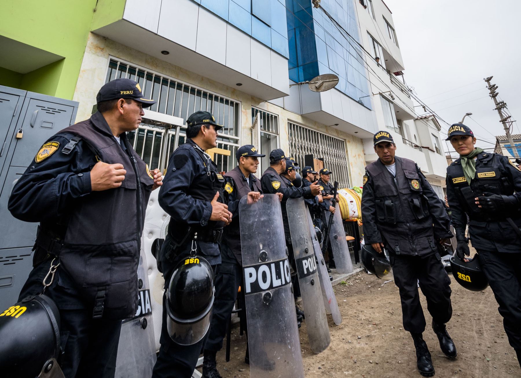 El Ejecutivo prorrogó el estado de emergencia declarado en los distritos de Chalhuahuacho y Mara, ubicados en la provincia de Cotabambas, región Apurímac, y en el distrito de Capacmarca, en la provincia de Chumbivilcas, región Cusco, y dispuso que la Policía Nacional del Perú mantenga el control del orden interno con el apoyo de las Fuerzas Armadas. ANDINA/Difusión