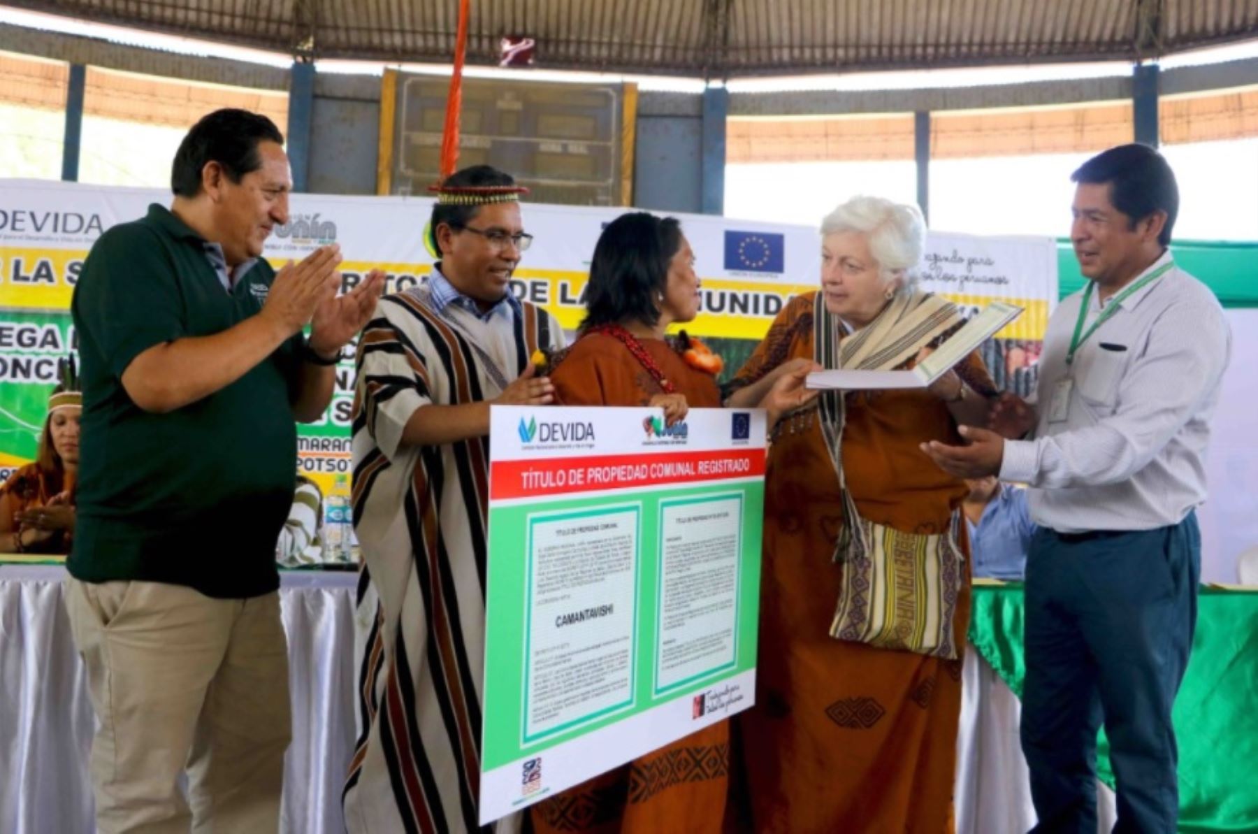 La presidenta ejecutiva de la Comisión Nacional para el Desarrollo y Vida sin Drogas (Devida), Carmen Masías, entregó títulos de propiedad a 12 comunidades nativas de la región Junín, en el coliseo cerrado Shirampari, de la provincia de Satipo.