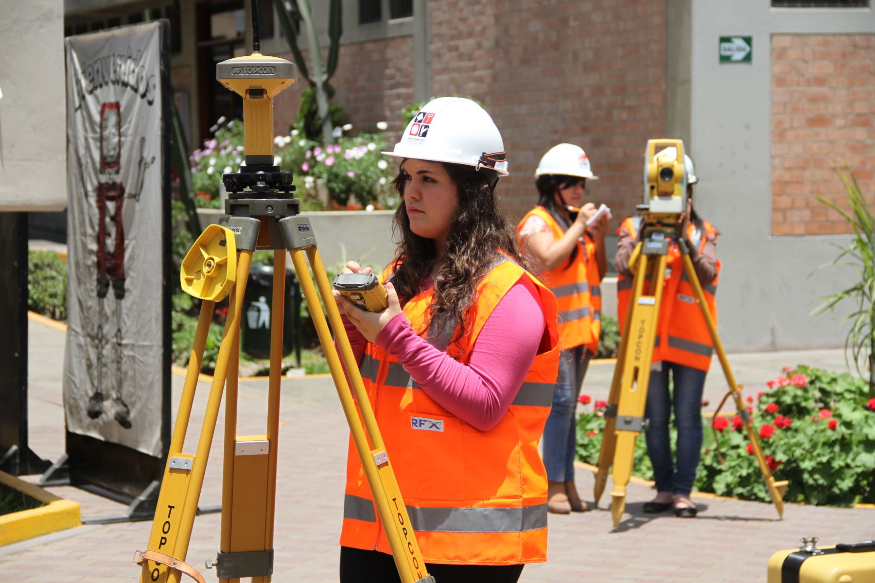 Mujeres representan el 30 % de estudiantes de carreras técnicas de  construcción | Noticias | Agencia Peruana de Noticias Andina