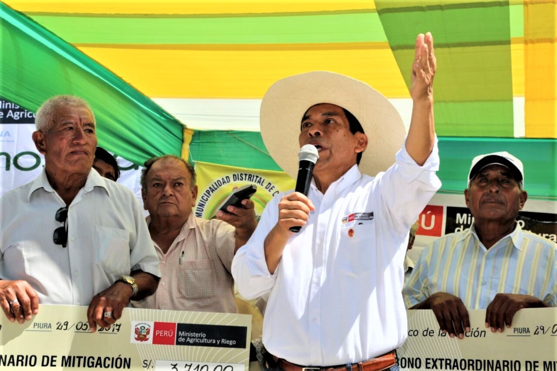 El ministro Hernández precisó que hoy en otras partes de Piura van a entregar más de 2,000 bonos, logrando que más de 14,000 agricultores se beneficien con dicho aporte.